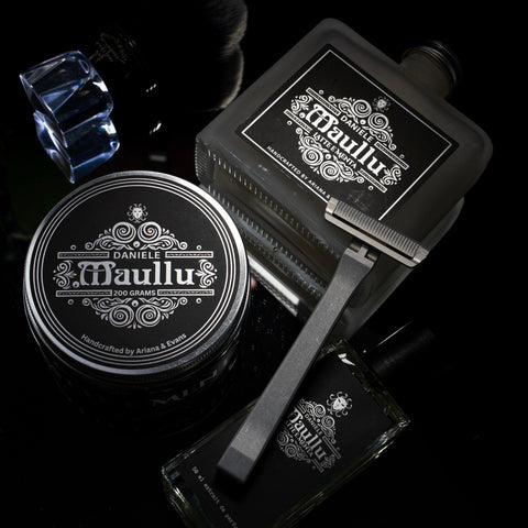 Ariana & Evans Latte e Menta set with shaving brush, and single edge razor. 'Daniele Maullu' branding on a black background.